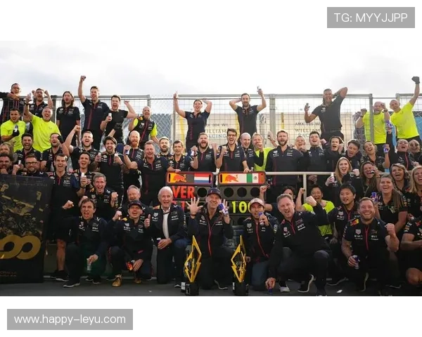 F1赛季最新动态：梅赛德斯与红牛激烈竞争，车手阵容大换血